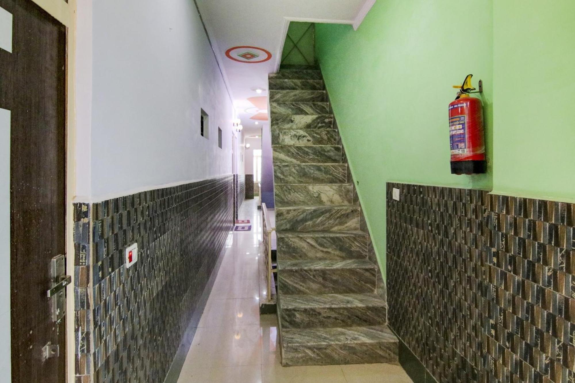Hotel O S Palace Near Samaypur Badli Metro Station Дели Экстерьер фото